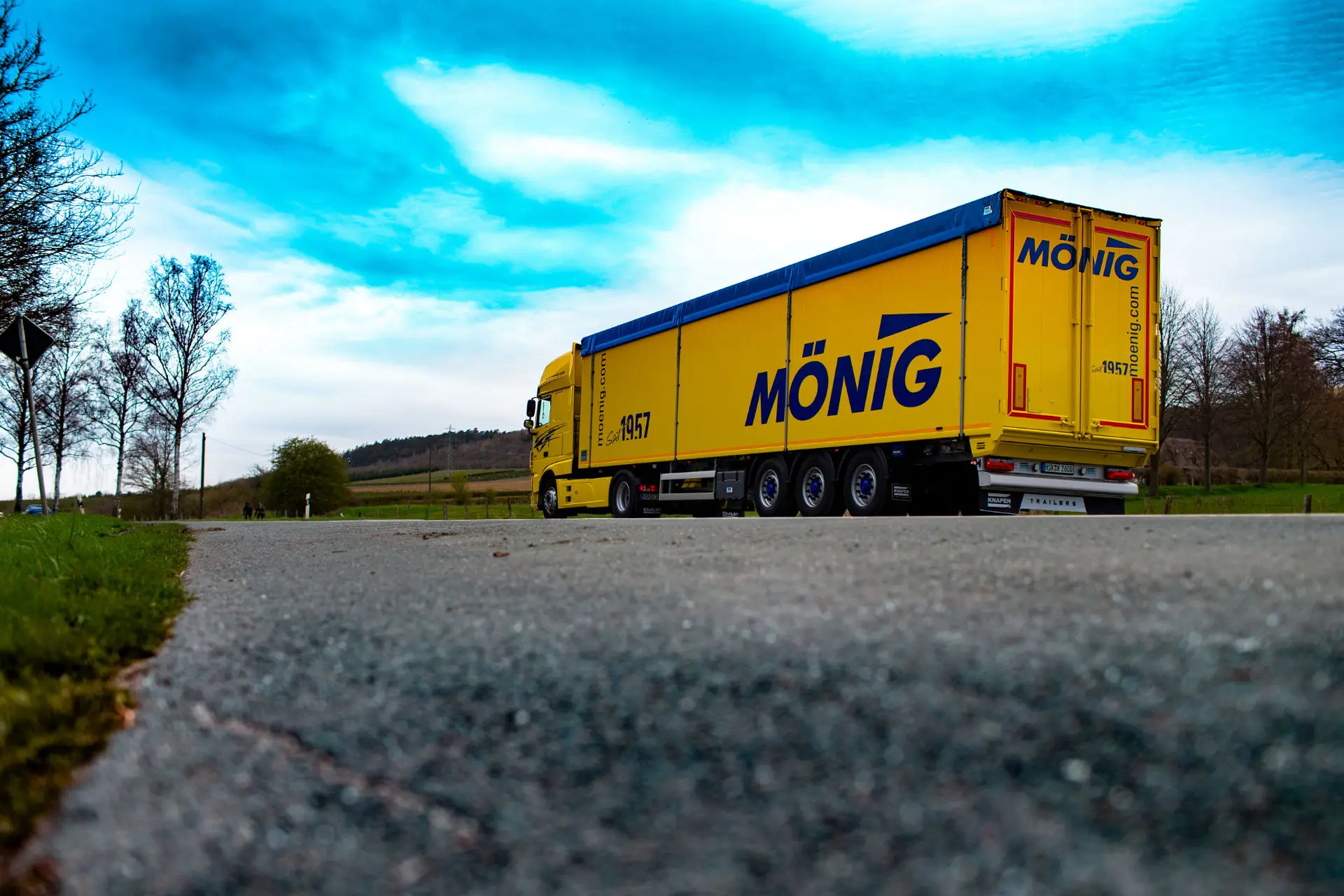 Rückansicht Mönig LKW Transport auf der Straße