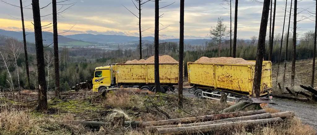 Mönig-LKW transportiert Schüttgut aus Holz mit zwei Anhängern
